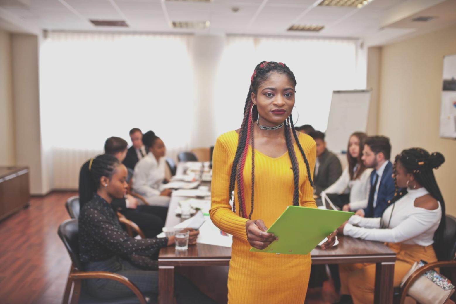 Moderne Arbeitsplätze mit Budget-Software auf Bildschirmen